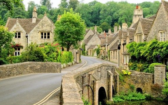 A talk by ROBIN SHUCKBURGH about the Cotswolds,
their future and who is responsible